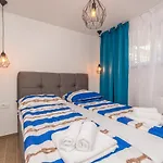 Jakov With A Pool Apartman *