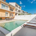 Jakov With A Pool Apartman *