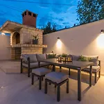 Jakov With A Pool Apartman