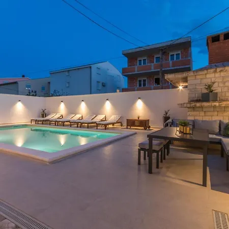 Apartament Jakov With A Pool