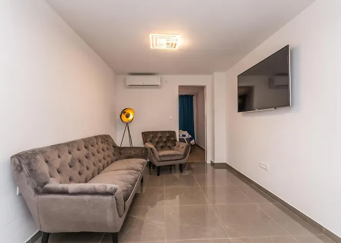 Apartament Jakov With A Pool