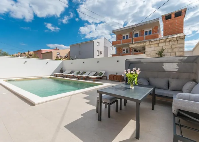 Apartament Jakov With A Pool