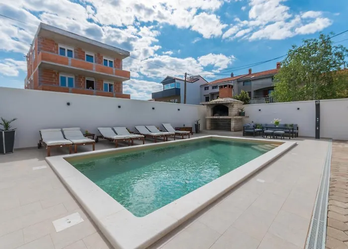 Jakov With A Pool Apartament Zadar