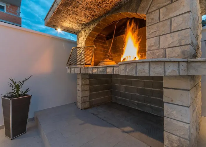 Apartament Jakov With A Pool