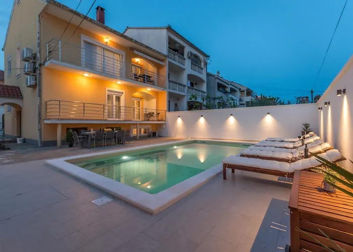 Apartament Jakov With A Pool