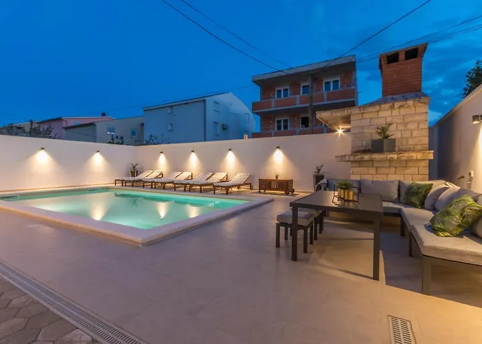 Apartament Jakov With A Pool
