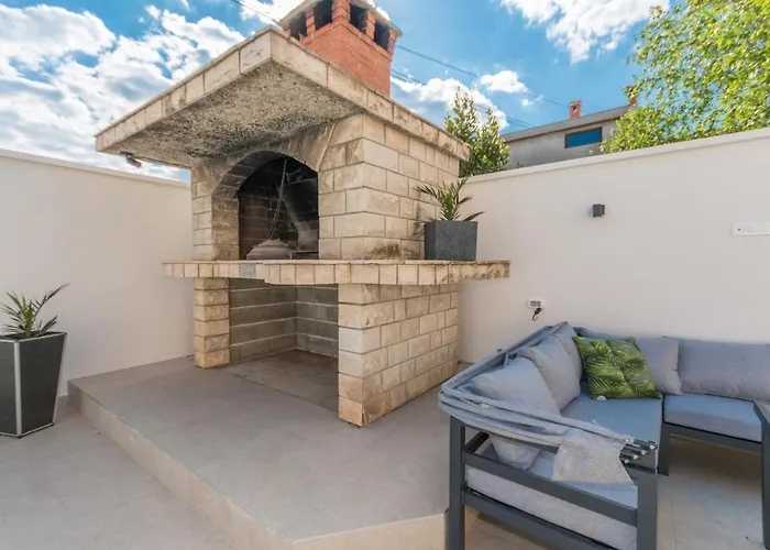 Apartament Jakov With A Pool
