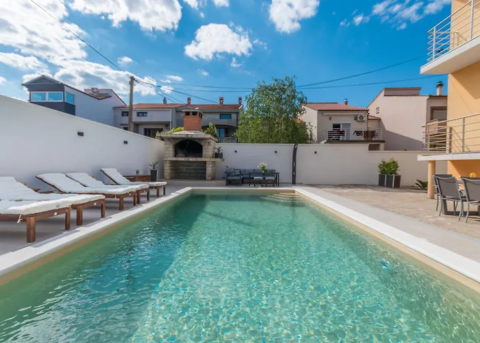 Apartament Jakov With A Pool