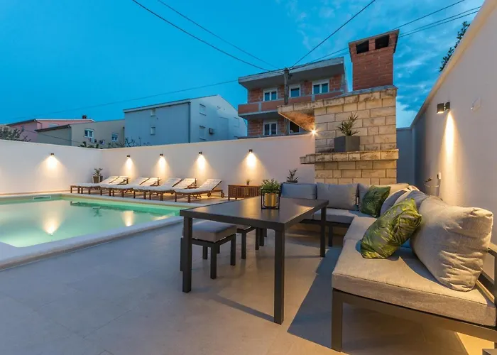 Apartament Jakov With A Pool