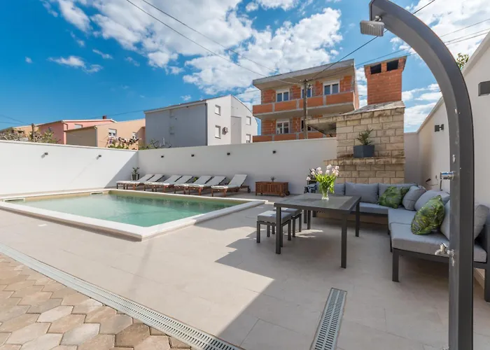 Apartament Jakov With A Pool *