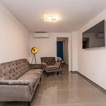 Appartement Jakov With A Pool