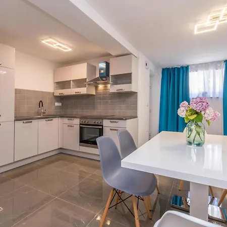 Apartment Jakov With A Pool