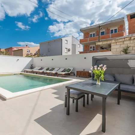Apartment Jakov With A Pool