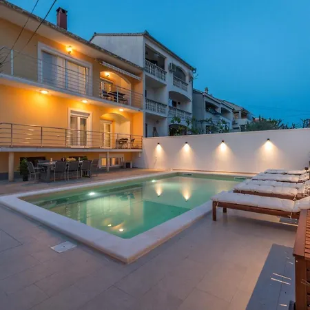 Apartment Jakov With A Pool