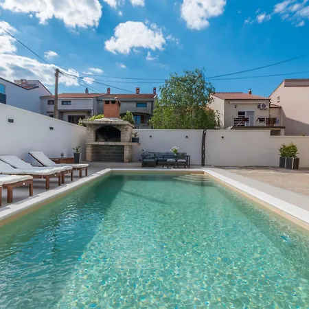 Apartment Jakov With A Pool