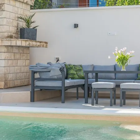 Apartment Jakov With A Pool *