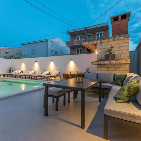 Apartment Jakov With A Pool