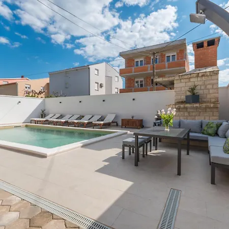 Appartement Jakov With A Pool *