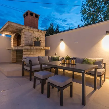 Jakov With A Pool Apartman