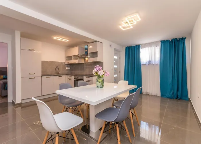 Jakov With A Pool זאדאר