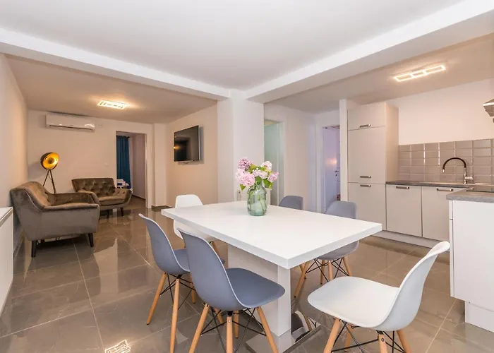 Jakov With A Pool * זאדאר