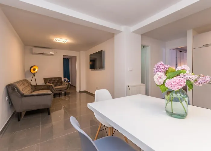 Jakov With A Pool זאדאר