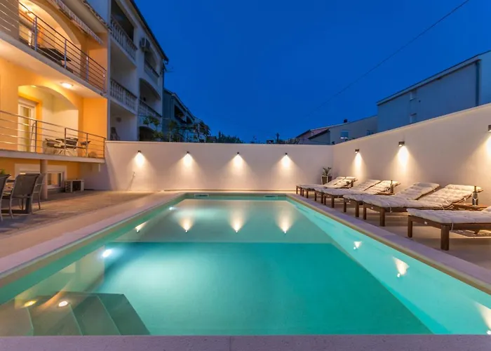 Jakov With A Pool * זאדאר